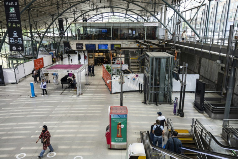 Des voyageurs à la gare SNCF Lille Europe, le 25 juin 2025 à Lille, dans le Nord ( AFP / Sameer Al-DOUMY )