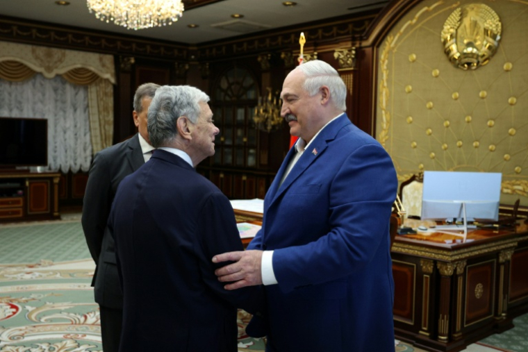 Le président du Bélarus Alexandre Loukachenko (D) accueille John Coale, un émissaire américain, le 11 septembre 2025 à Minsk ( Belarusian presidential press service / Handout )