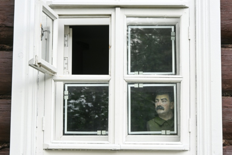 Un buste de Staline visible derrière la fenêtre du musée de l'exil de Vologda, le 14 juillet 2026 ( AFP / Igor IVANKO )