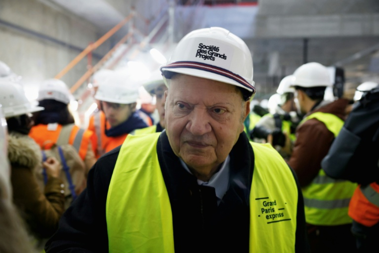 André Santini dans la station de métro de Clamart lors d'une visite du chantier du Grand Paris Express, le 3 avril 2024, dans les Hauts-de-Seine ( AFP / Ludovic MARIN )