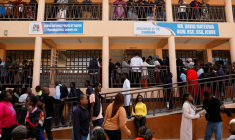 RDes parents et proches attendent des nouvelles evant l'école pour filles Utumishi après un incendie meurtrier survenu à Gilgil, au nord de Nairobi, le 28 mai 2026 au Kenya ( AFP / SIMON MAINA )