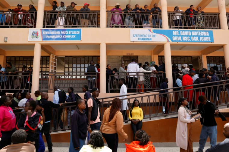 RDes parents et proches attendent des nouvelles evant l'école pour filles Utumishi après un incendie meurtrier survenu à Gilgil, au nord de Nairobi, le 28 mai 2026 au Kenya ( AFP / SIMON MAINA )