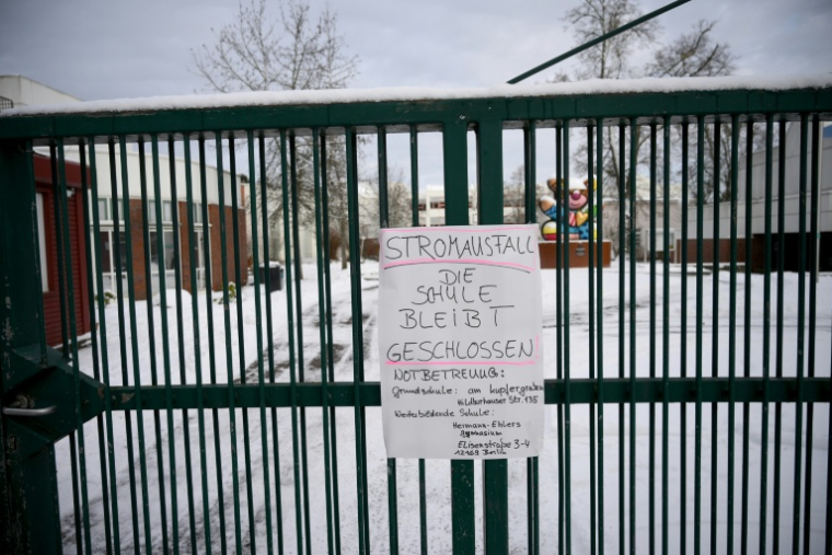 Une affichette indique "Panne de courant - l'école reste fermée" à l'entrée d'une école du quartier de Zehlendorf à Berlin, le 5 janvier 2026 ( AFP / RALF HIRSCHBERGER )