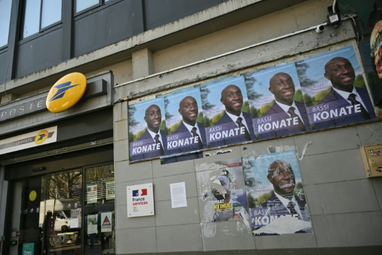 Des affiches électorales du candidat (sans étiquette) à la mairie de Sarcelles, Bassi Konaté, sur façade d'un bureau de poste à Sarcelles, le 20 mars 2026 dans le Val-d'Oise ( AFP / Bertrand GUAY )