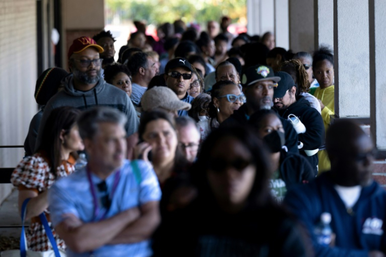 Des employés fédéraux attendent pour recevoir de l'aide alimentaire à Hyattsville,  pendant la paralysie budgétaire du pays, le 21 octobre 2025 dans le Maryland ( AFP / Brendan Smialowski )