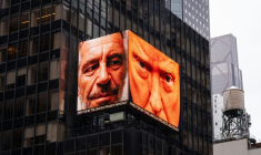 Un panneau publicitaire projette les portraits de Donald Trump et du criminel sexuel Jeffrey Esptein, à l'initiative d'une organisation hostile au président américain, le Lincoln Project, le 30 avril 2026 à New York ( AFP / Adam GRAY )