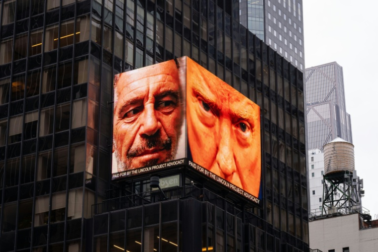 Un panneau publicitaire projette les portraits de Donald Trump et du criminel sexuel Jeffrey Esptein, à l'initiative d'une organisation hostile au président américain, le Lincoln Project, le 30 avril 2026 à New York ( AFP / Adam GRAY )