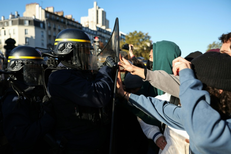 Des CRS face à des manifestants alors qu'ils tentent d'évacuer le blocage du lycée Hélène Boucher à Paris, le 8 octobre 2026  ( AFP / SIMON WOHLFAHRT )