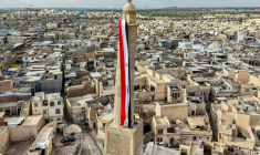 Un drapeau irakien géant est suspendu au minaret penché Hadba, datant du XIIᵉ siècle et reconstruit, dans la vieille ville de Mossoul, le 29 septembre 2026 ( AFP / Zaid AL-OBEIDI )