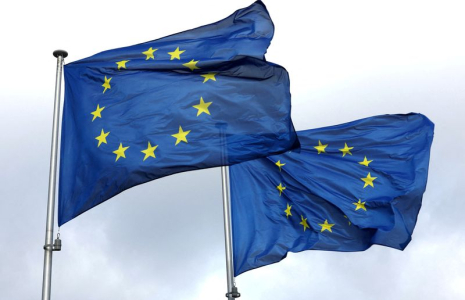 Les drapeaux de l'Union européenne flottent devant le siège de la Commission européenne à Bruxelles