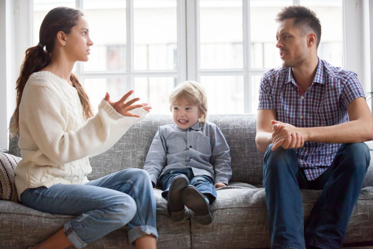 Les comptes bancaires ou d’épargne des enfants mineurs sont gérés par leurs parents. ( crédit photo : Shutterstock )