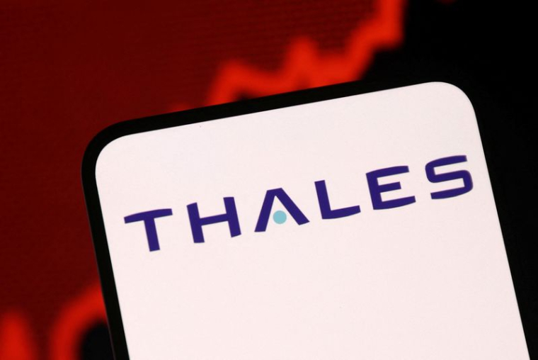Illustration du logo de Thales et un graphique boursier en hausse