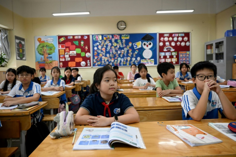 Des élèves suivent un cours de français à l'école Doan Thi Diem d'Hanoï, la première de la capitale vietnamienne à avoir introduit le français en primaire, le 29 août 2025 ( AFP / Nhac NGUYEN )