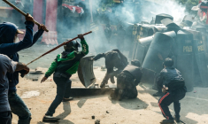 Affrontements entre policiers et manifestants le 29 août 2025 à Jakarta, en Indonésie ( AFP / YASUYOSHI CHIBA )