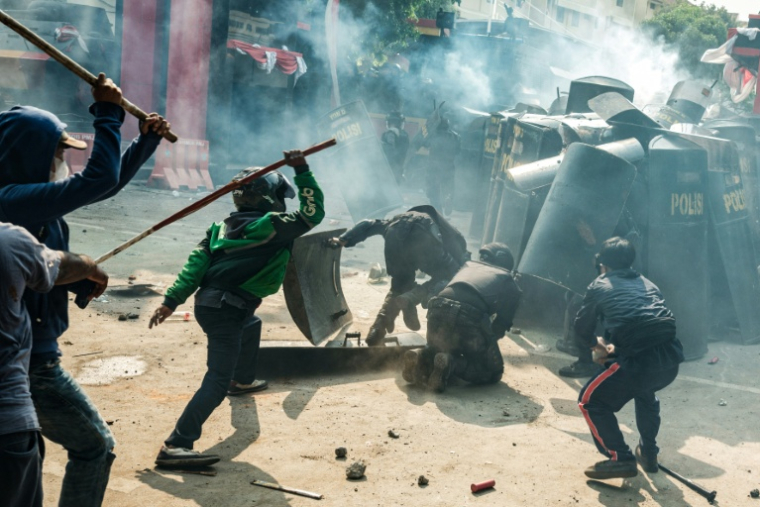 Affrontements entre policiers et manifestants le 29 août 2025 à Jakarta, en Indonésie ( AFP / YASUYOSHI CHIBA )