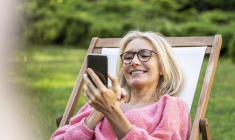 Avec ces placements, Nathalie combine sécurité financière, revenus complémentaires et transmission optimisée. Elle doit simplement choisir entre laisser fructifier ses placements ou percevoir des revenus complémentaires. ( crédit photo : Getty Images/PhotoAlto )