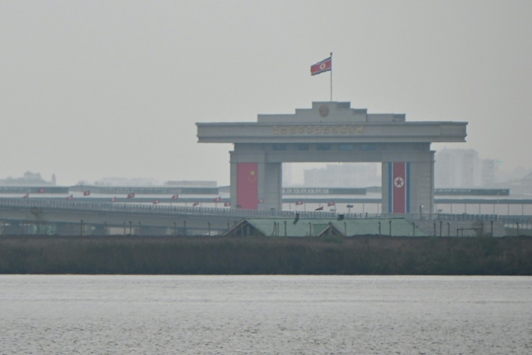 Le nouveau pont reliant la Corée du Nord à la Chine, vu depuis la ville chinoise de Dandong, le 15 octobre 2026 ( AFP / Michael ZHANG )