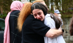 Des membres de la communauté juive se réconfortent les uns les autres près de la synagogue de Heaton Park à Manchester (Royaume-Uni), le 2 octobre 2025 ( AFP / Paul Currie )