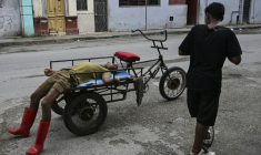 Un homme se repose sur un triporteur de transport à La Havane, le 11 juillet 2026 ( AFP / YAMIL LAGE )