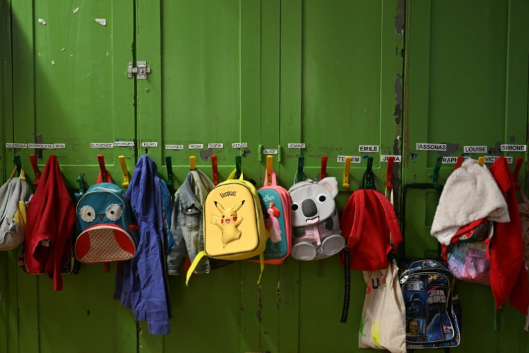 Huit Français sur dix se disent satisfaits des services de l'école (81%) et de l'hôpital (80%) publics ( AFP / EMMANUEL DUNAND )