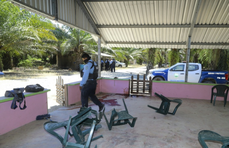 Un polcier sur le site du massacre à Trujillo, au Honduras, le 21 mai 2026. ( AFP / STRINGER )