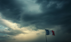 Drapeau français sur ciel d'orage. (Crédits: Adobe Stock / image générée pa)
