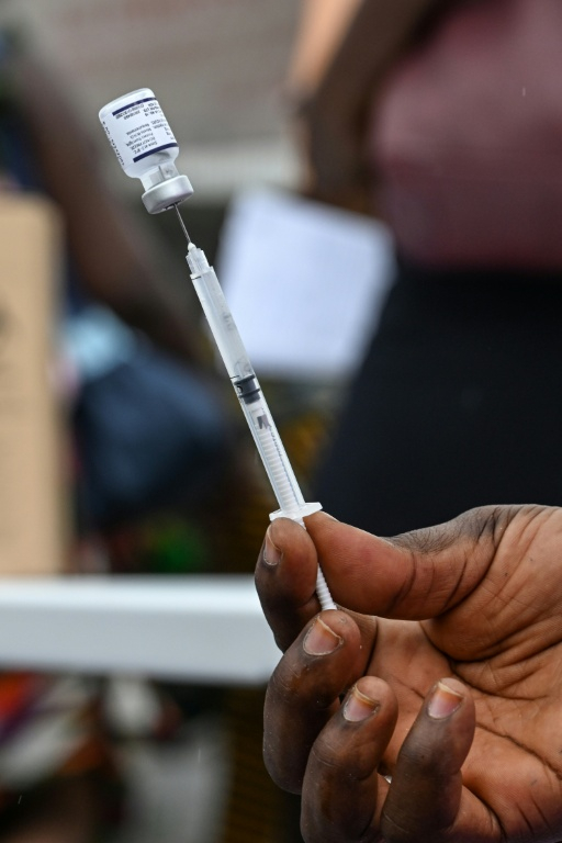 Un agent de santé prépare une dose de vaccin contre le paludisme lors du lancement de la campagne de vaccination des enfants de 0 à 23 mois à Abidjan, le 15 juillet 2024 en Côte d'Ivoire ( AFP / Sia KAMBOU )