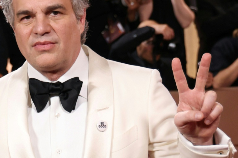L'acteur américain Mark Ruffalo porte un badge sur lequel on peut lire "be Good", du nom de Renee Good, l'Américaine tuée à Minneapolis par un agent de la police de l'immigration, lors des Golden Globes à Beverly Hills, en Californie, le 11 janvier 2026 ( AFP / Michael Tran )
