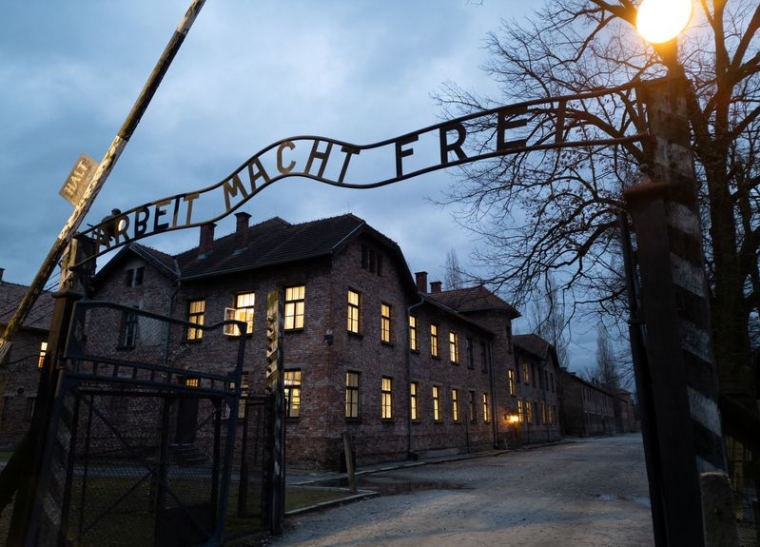 Le camp de concentration et d'extermination nazi allemand d'Auschwitz-Birkenau avant le 80e anniversaire de la libération du camp à Oświęcim