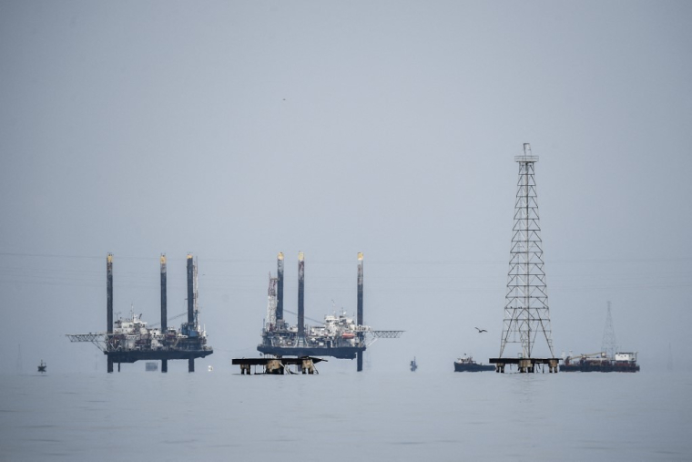 Des plateformes pétrolières à Maracaibo, au Venezuela. ( AFP / FEDERICO PARRA )
