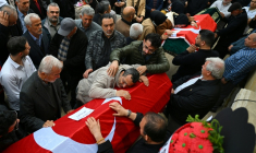 Les funérailles des personnes tuées la veille dans une école, le 16 avril 2026 à Kahramanmaras, dans le sud de la Turquie ( AFP / YASIN AKGUL )