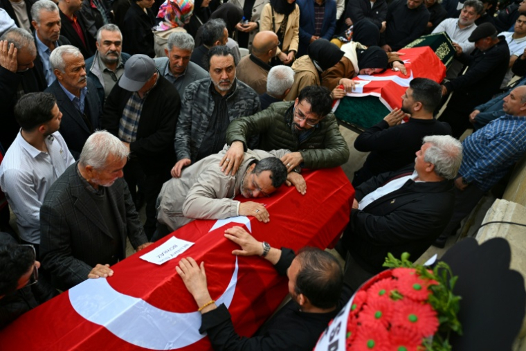 Les funérailles des personnes tuées la veille dans une école, le 16 avril 2026 à Kahramanmaras, dans le sud de la Turquie ( AFP / YASIN AKGUL )
