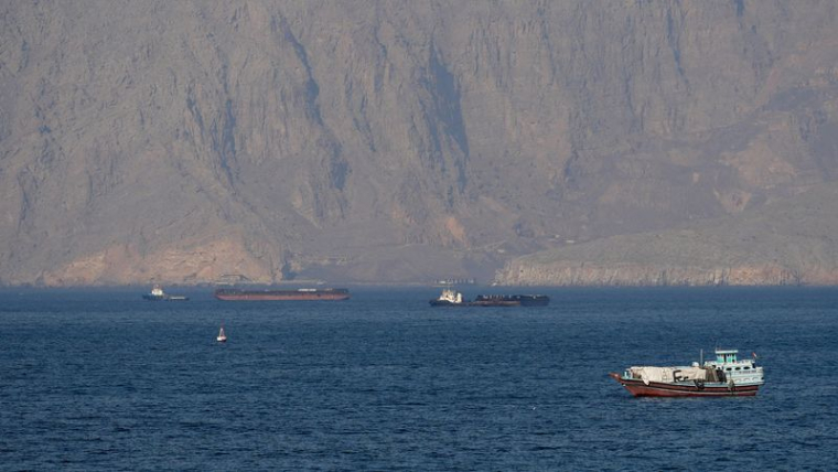 Des pétroliers et autres navires dans le détroit d'Ormuz au large de la côte de Musandam