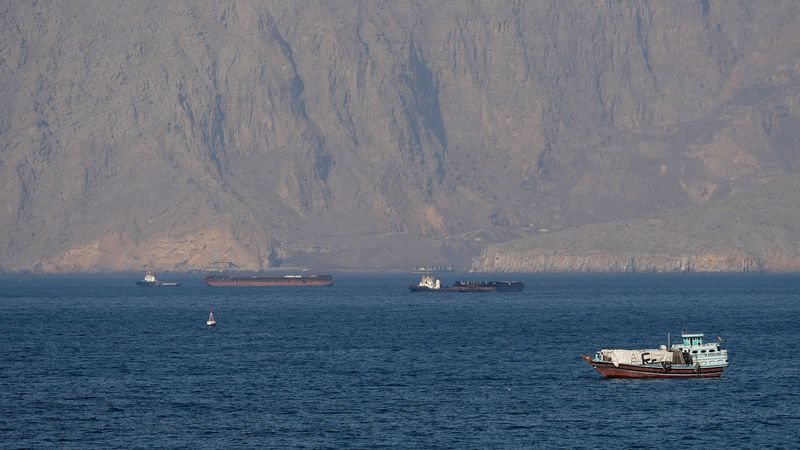Des pétroliers et autres navires dans le détroit d'Ormuz au large de la côte de Musandam