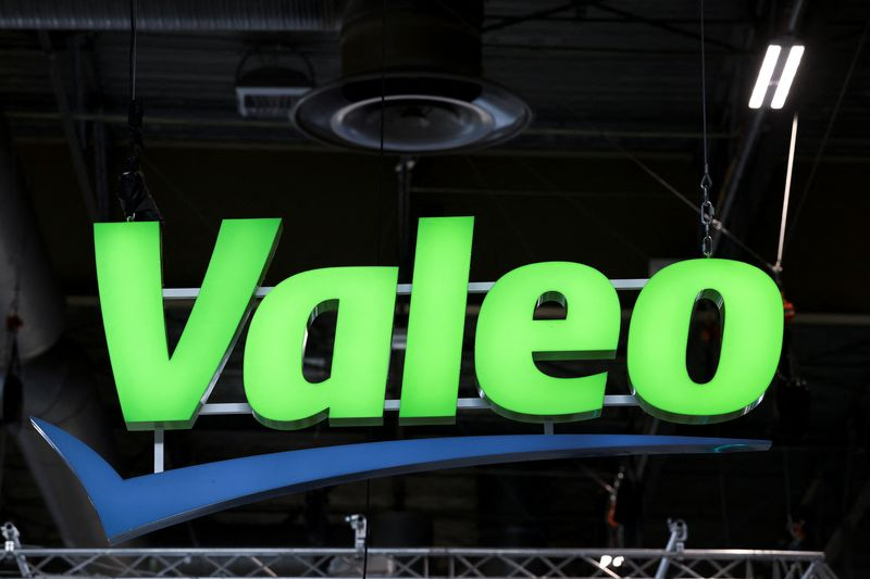 Le logo de Valeo est exposé au salon JEC World Composites au Centre d'exposition de Villepinte, près de Paris