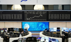 Le graphique de l'indice allemand des prix des actions DAX est photographié à la bourse de Francfort