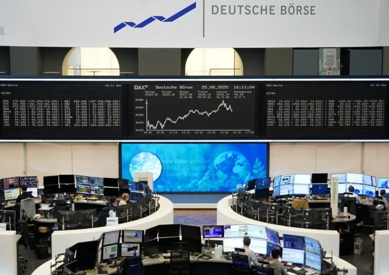 Le graphique de l'indice allemand des prix des actions DAX est photographié à la bourse de Francfort