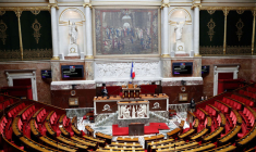 TENUE DE VILLE EXIGÉE À L'ASSEMBLÉE NATIONALE
