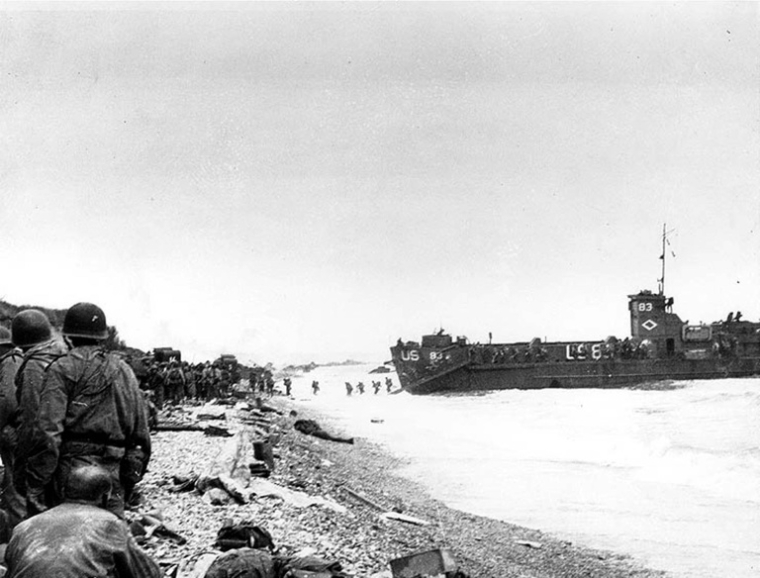 Photo de l'armée américaine, prise le 6 juin 1944, montrant des troupes du 3e bataillon du 16e régiment d'infanterie;rassemblées sur une étroite bande de la plage d'Omaha avant de progresser vers l'intérieur des terres, près de Colleville-sur-Mer, le jour J, et à l'arrière-plant le USS LCI(L)-83 débarquant d'autres hommes ( US ARMY/NATIONAL ARCHIVES / Handout )
