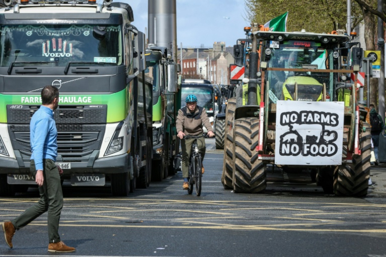 Des tracteurs et des camions bloquent le centre-ville de Dublin, lors de manifestations contre la hausse du prix du carburant, le 9 avril 2026 en Irlande ( AFP / Paul Faith )