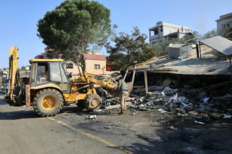 Un engin de chantier s'emploie à dégager les ruines d'un site visé par une frappe israélienne dans le village Et Taybeh dans le sud du Liban, le 7 novembre 2025 ( AFP / Rabih DAHER )