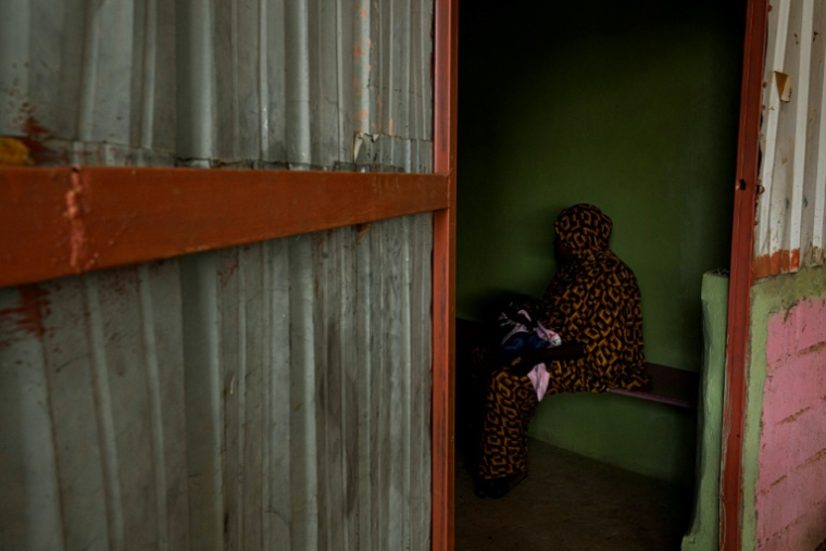 Une Soudanaise victime d'un viol avec son enfant dans les bras, le 20 avril 2026 à Khartoum ( AFP / Khaled DESOUKI )