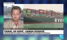 Le canal de Suez obstrué, transport maritime mondial ralenti