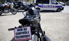 La moto d'un manifestant à Paris, le 13 avril 2024. ( AFP / STEPHANE DE SAKUTIN )