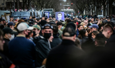 Des participants à la marche en hommage à Quentin Deranque une semaine après la mort du jeune militant d'extrême droite radicale battu à mort par des membres de l'ultragauche, le 21 février 2026 à Lyon ( AFP / OLIVIER CHASSIGNOLE )