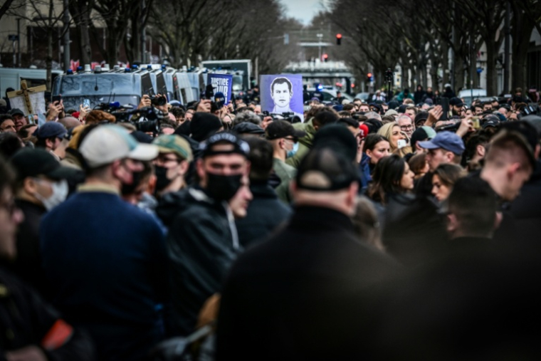 Des participants à la marche en hommage à Quentin Deranque une semaine après la mort du jeune militant d'extrême droite radicale battu à mort par des membres de l'ultragauche, le 21 février 2026 à Lyon ( AFP / OLIVIER CHASSIGNOLE )