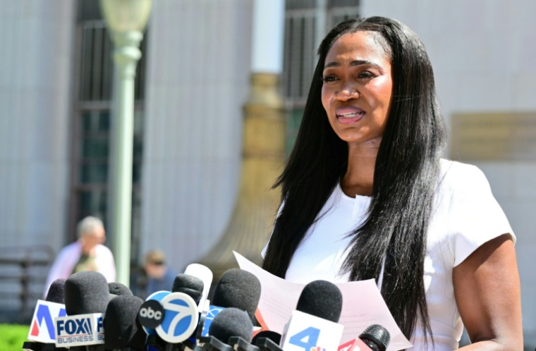 Ashly Nikkole Davis, directrice et conseillère juridique adjointe chez Meta, fait une déclaration à la presse devant la Cour supérieure de Los Angeles, le 25 mars 2026 en Californie ( AFP / Frederic J. Brown )