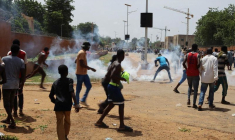 Des manifestants pro-junte se rassemblent devant l'ambassade de France à Niamey