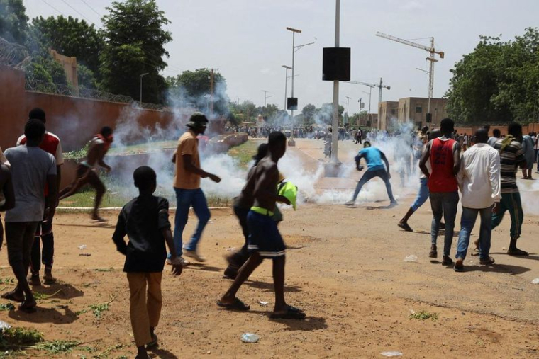 Des manifestants pro-junte se rassemblent devant l'ambassade de France à Niamey