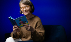 Marie Aubinais, l'une des autrices de Petit Ours Brun, pose le 20 novembre 2025 à Paris ( AFP / JOEL SAGET )